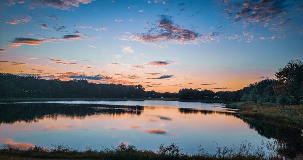 Tranquil lake scene in Southaven, MS, exemplifying the peaceful ambiance and Clear to Launch Dental Marketing' strategic dental marketing initiatives tailored for Southaven dental practices.